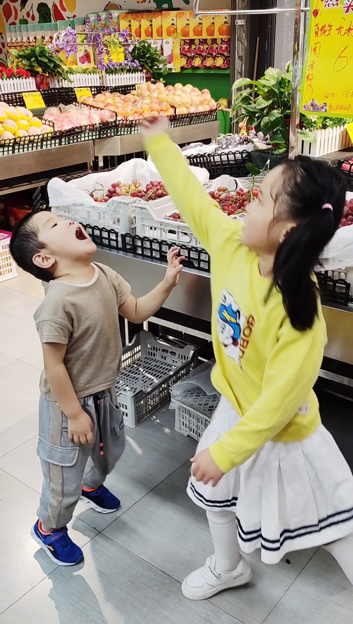 搞笑姐弟俩#弟弟太坏了,什么都想买!