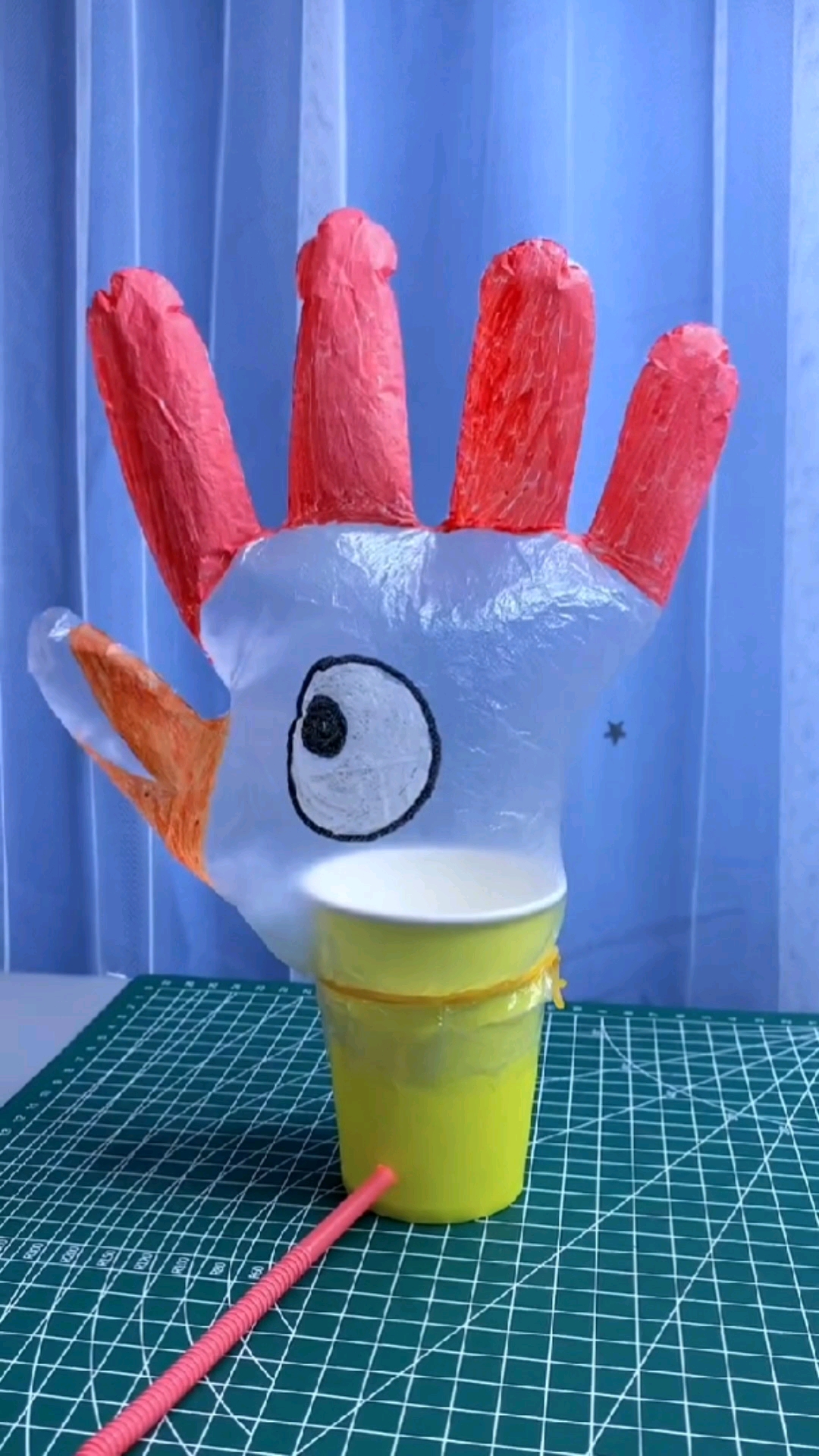 手工制作用一次性手套给孩子做好玩的大公鸡