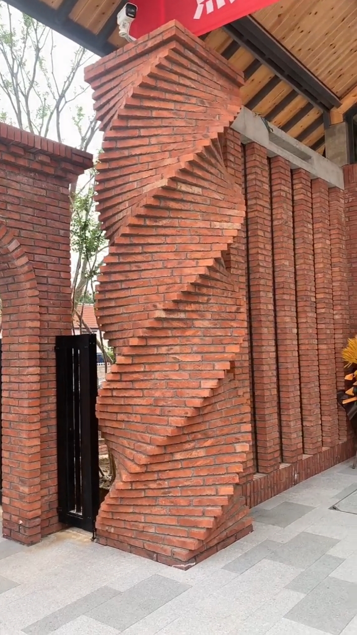 旋转360度的红砖柱子