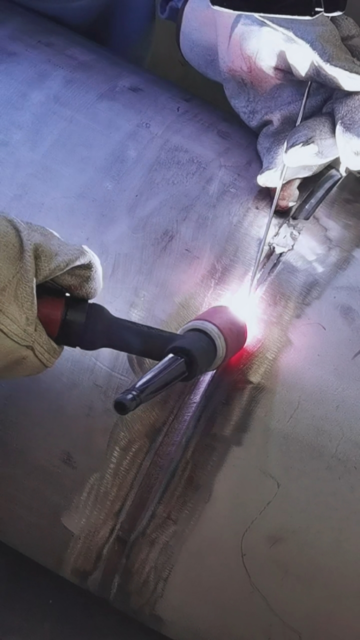 寻找最牛手艺人#不锈钢管道打底焊,这操作很溜,给这位大哥点赞!