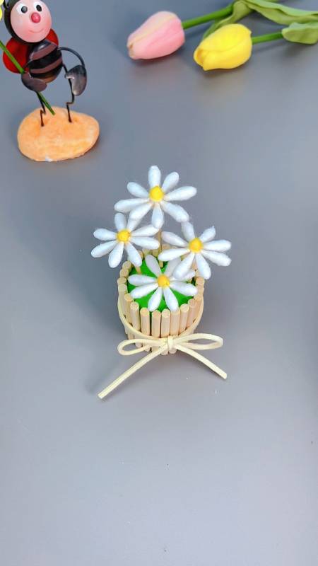 废物利用#过期的棉签不要扔,和一次性筷子来做盆小雏菊-度小视