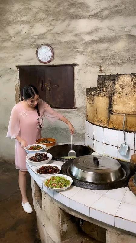 农村就是这样,这间厨房已经有很多年了,其实做饭挺干净的