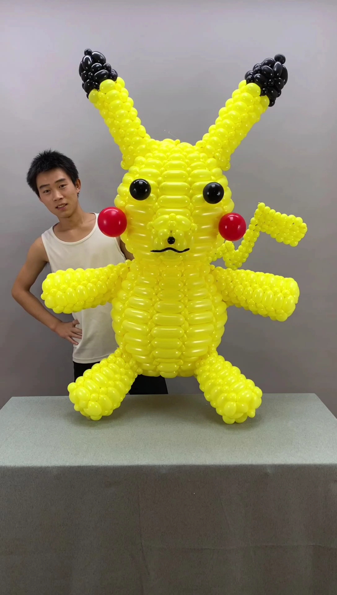这样用气球做的像皮卡丘吗?