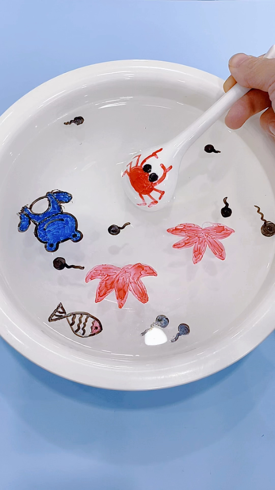 手工制作用白板笔玩神奇的漂浮画真的太好玩了快带孩子们试试吧