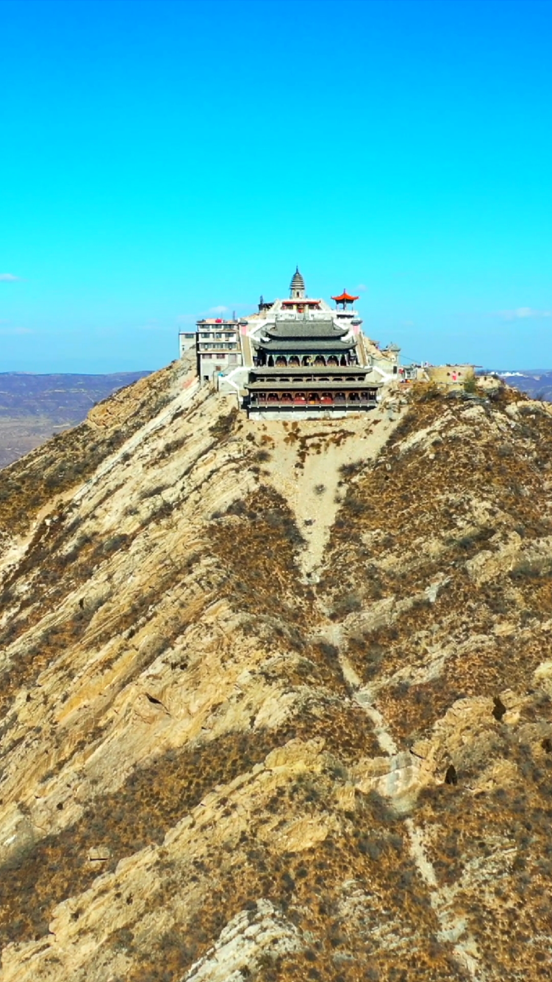 山西怀仁清凉山一座古老的建筑屹立在悬崖峭壁上至今已有千年历史