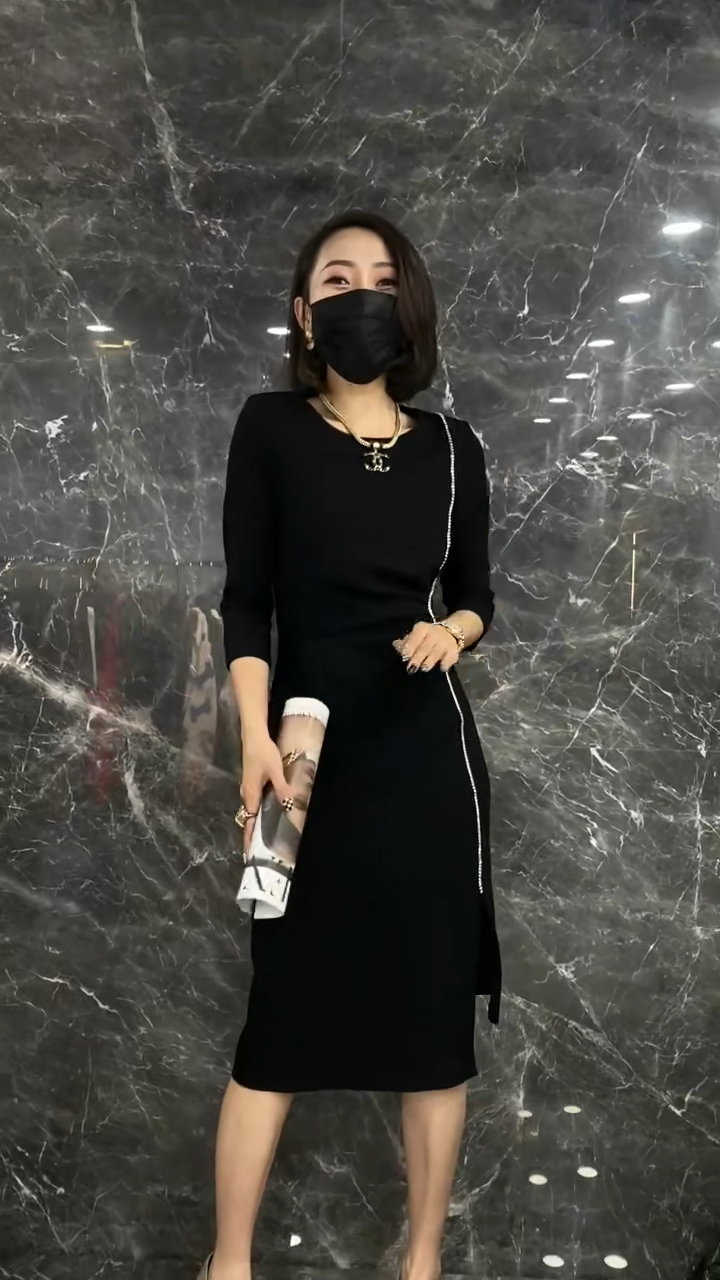 本人90后,服装店老板娘一枚,,我希望你们关注我.