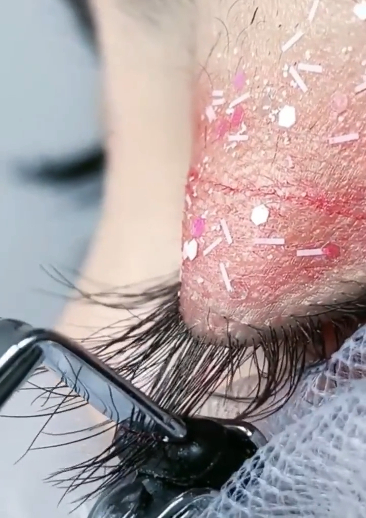 50岁阿姨又来扯睫毛了,50岁,活成了20岁的样子,%教你养长睫毛