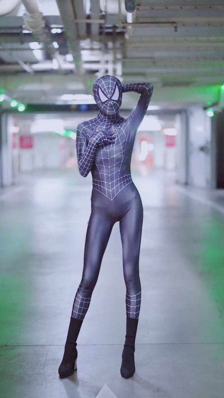 街拍#偶遇身穿蜘蛛侠衣服的小姐姐,摘下面罩那一刻,你们心动了吗?