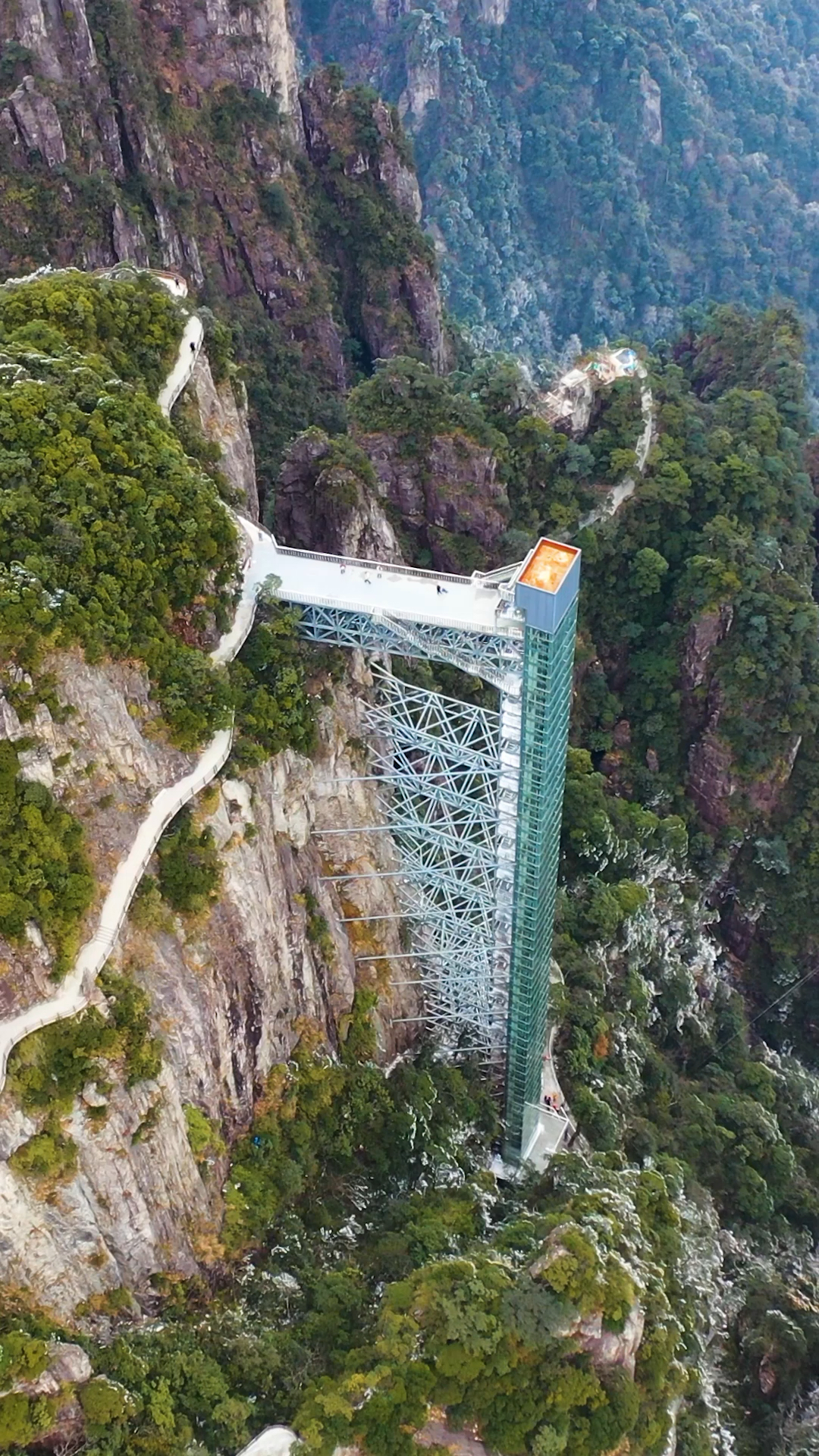 一个敢想,一个敢想,万丈悬崖边竟然建了垂直电梯.