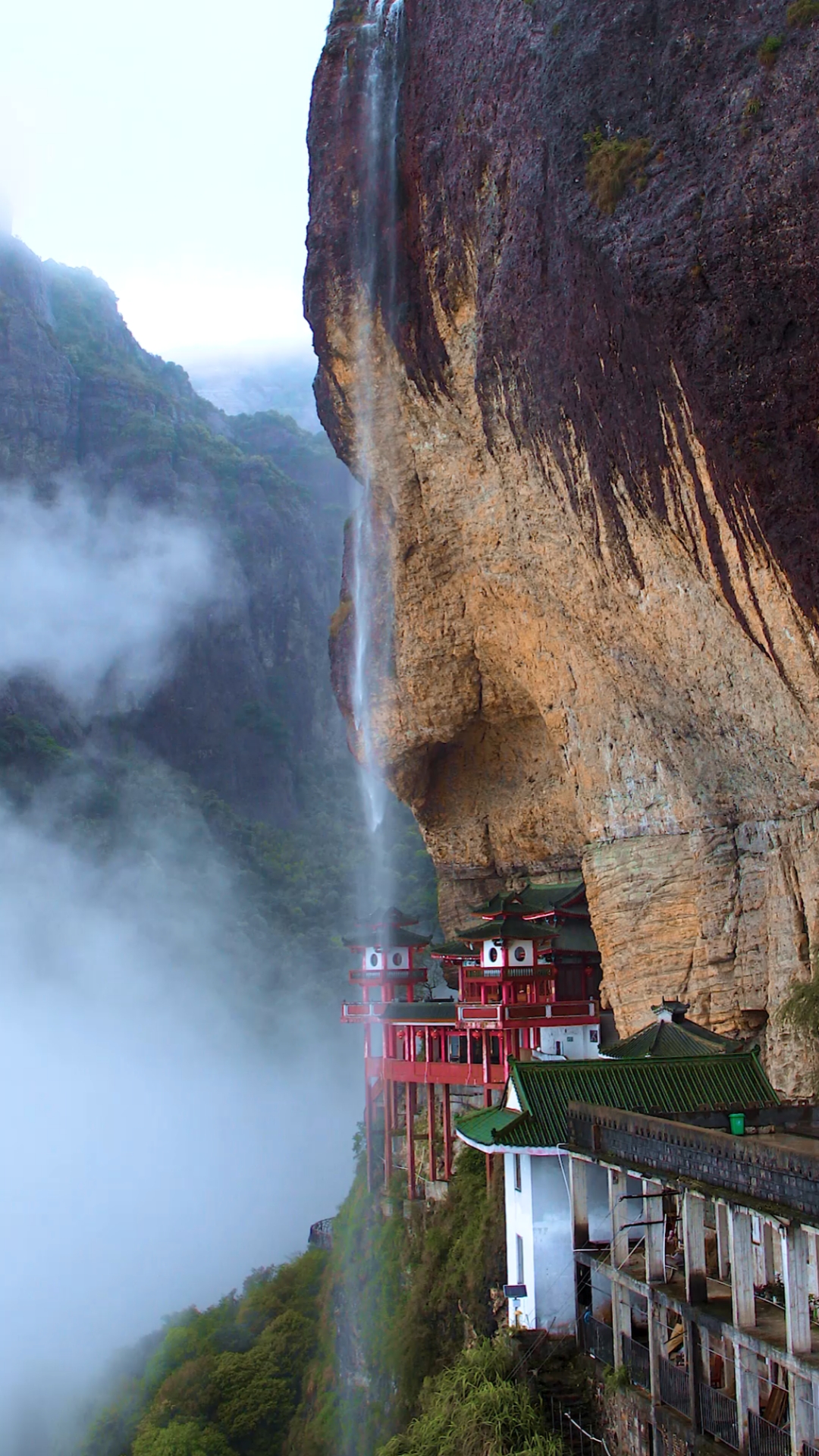 我的私藏景点#福建灵通山上千年悬空寺,旁边万年瀑布之水从何而来,看