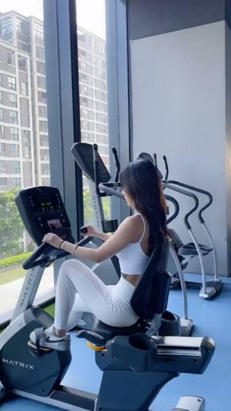 健身女孩#命运对摩羯低语"你无法抵御北极"摩羯低声回应"呵,老子就是