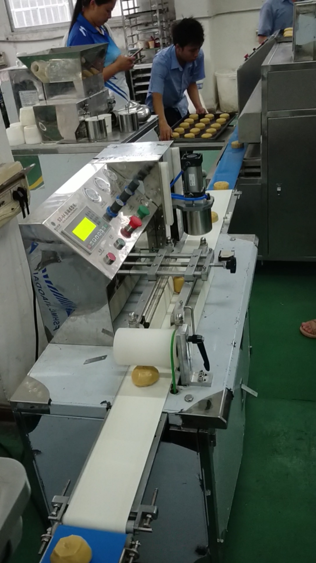 五仁月饼用机器批量生产就怕做出来比较紧实,但现在这款包馅机解决了