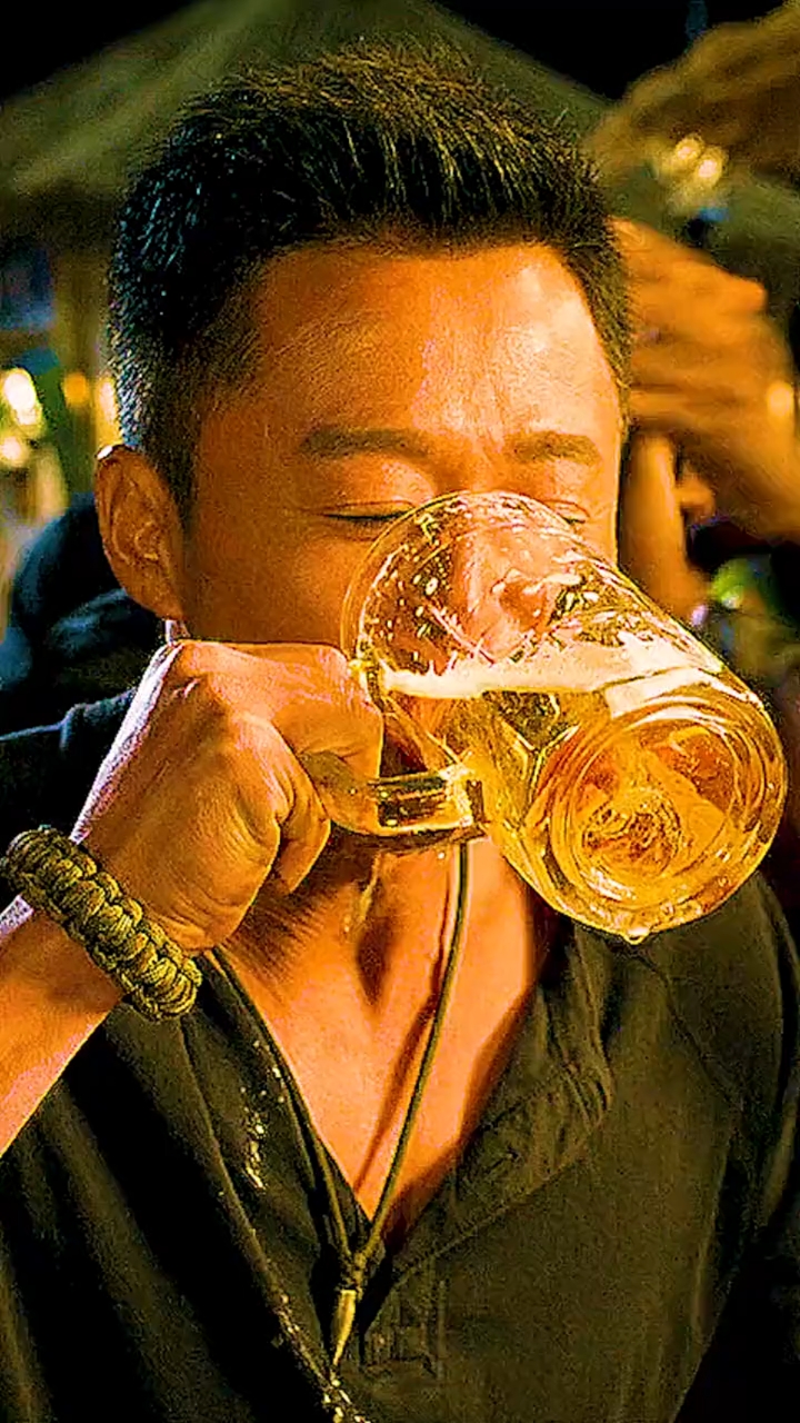 以前喝酒是因为快乐,现在喝酒是为了快乐,吴京是真的帅