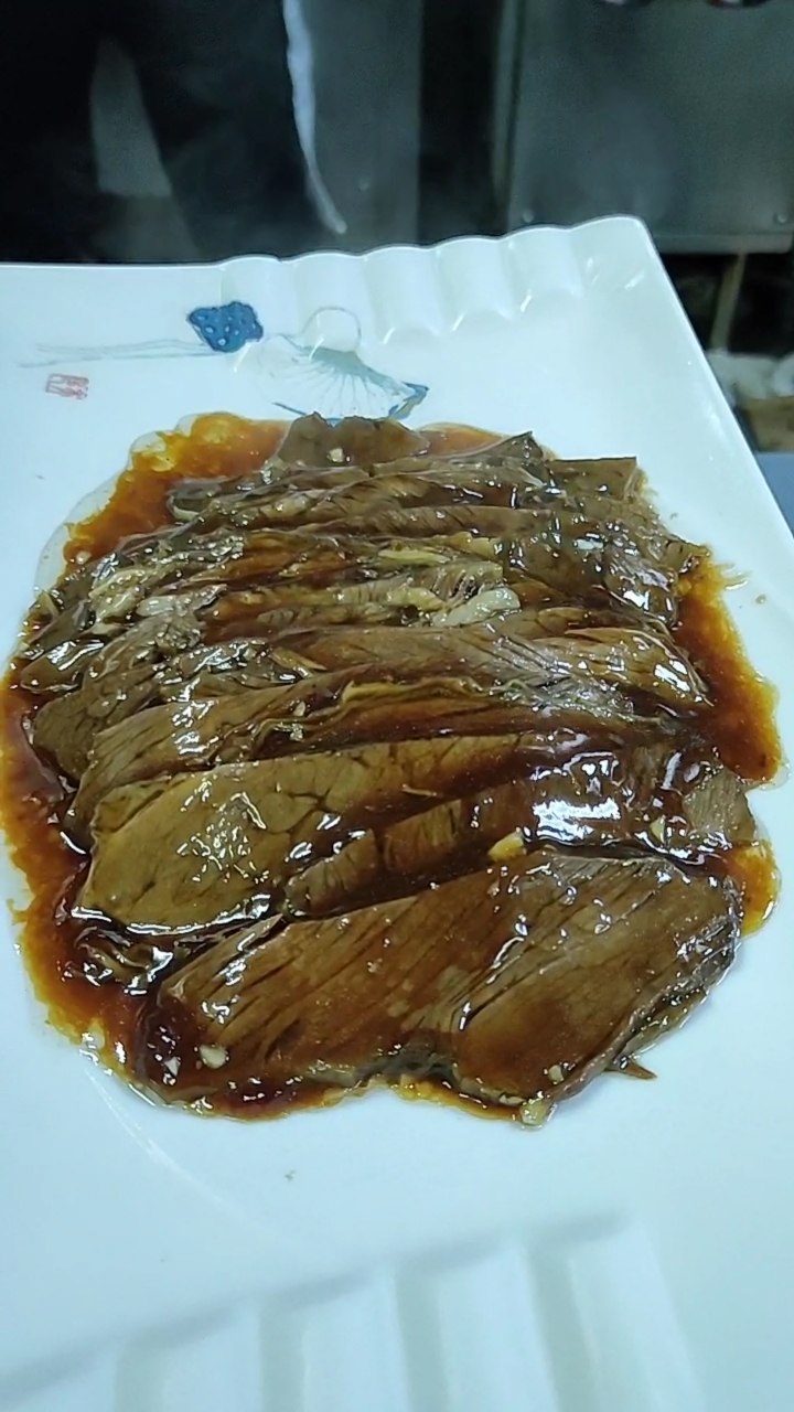 扒牛肉条装盘,厨师长就开始骂人了.