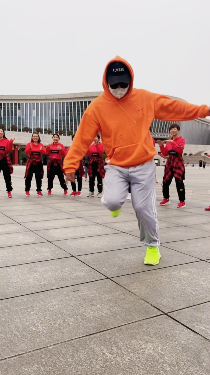 17岁小哥哥街头曳步舞被围观了