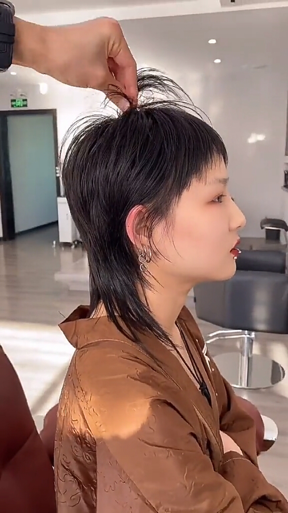 用剪刀一刀一刀削出来的狼尾发型~好看吗?-全民小视频