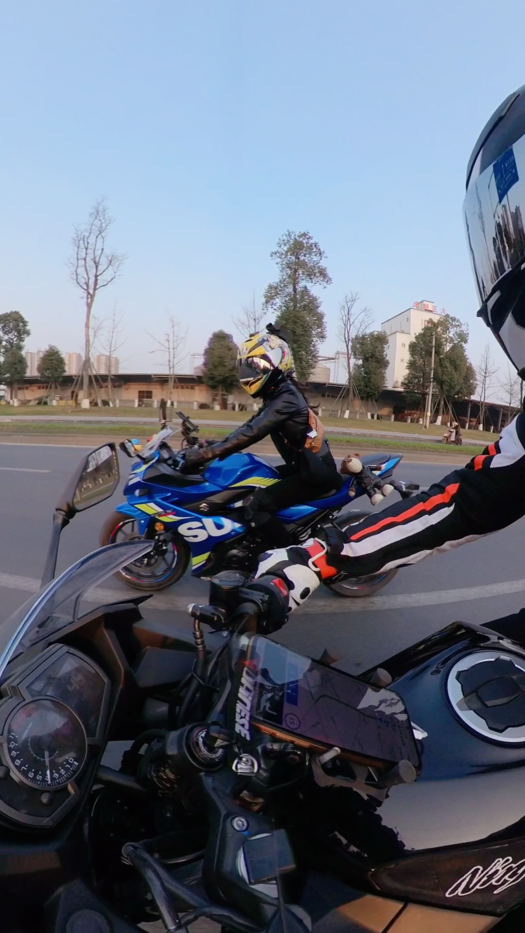 遇到个女骑士,必须碰个拳.