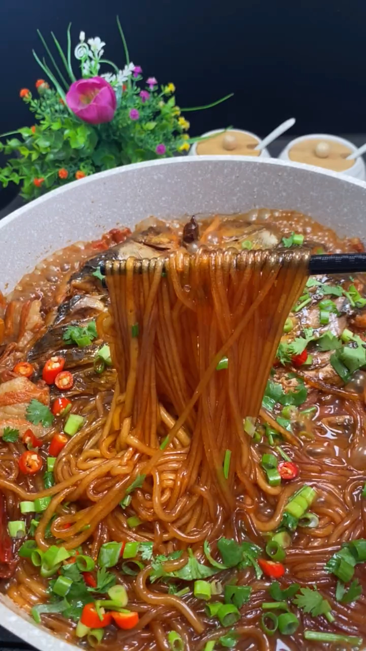 美食这样做的鲫鱼炖粉条老好吃了