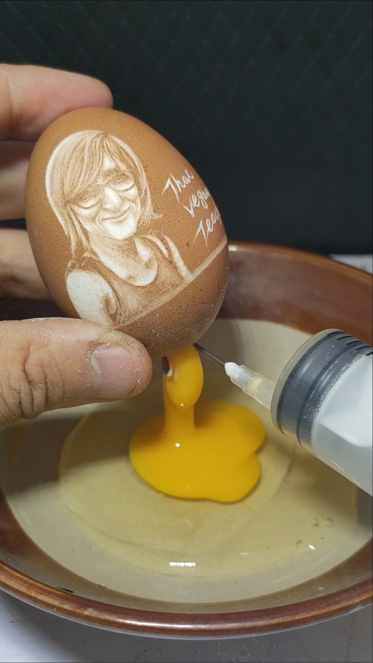 我要上热门#鸡蛋雕刻一个人外国人,蛋壳都坐飞机了,这个蛋壳两千美刀