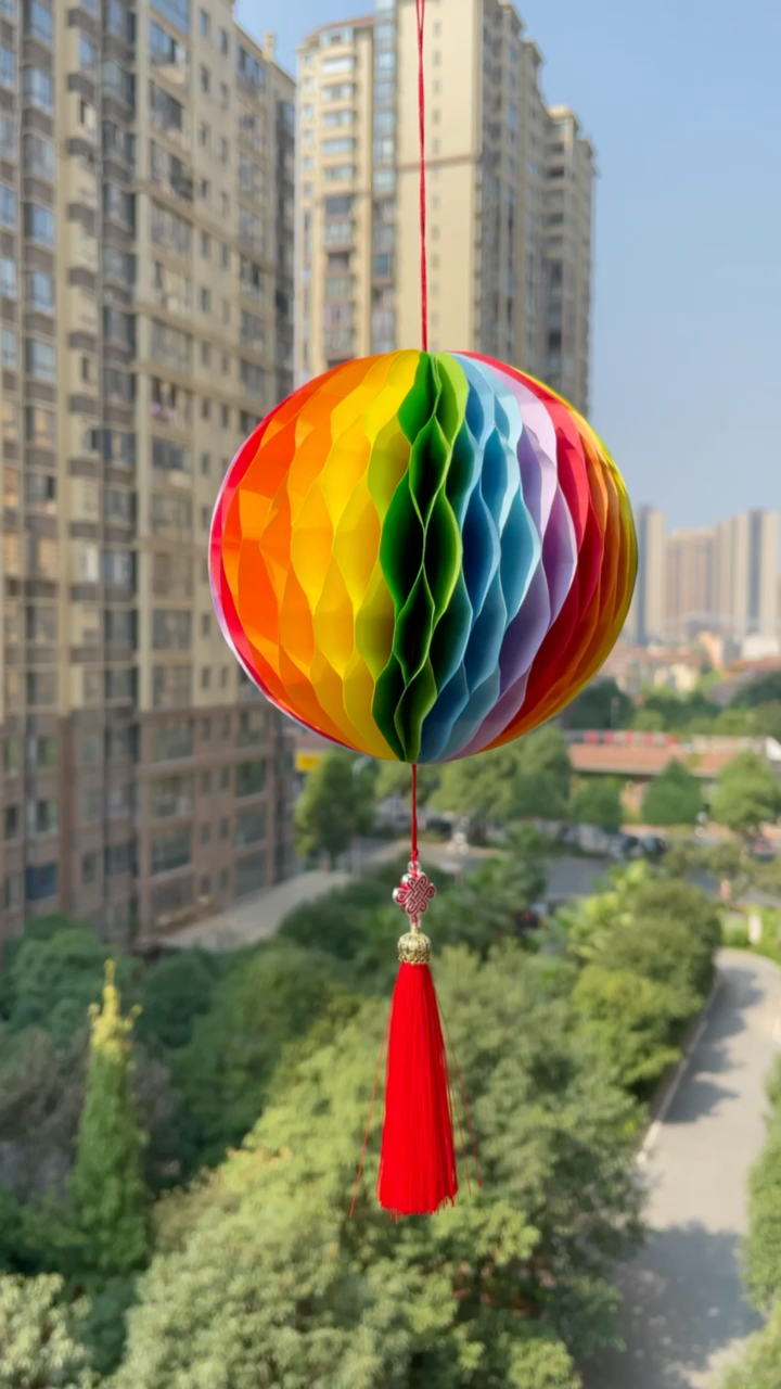 幼儿园手工#用彩色圆片就能做的绣球灯笼,快试试吧.-度小视