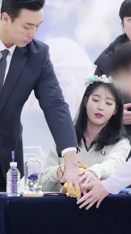 iu#iu李知恩《李知恩保镖的工作手册》-全民小视频
