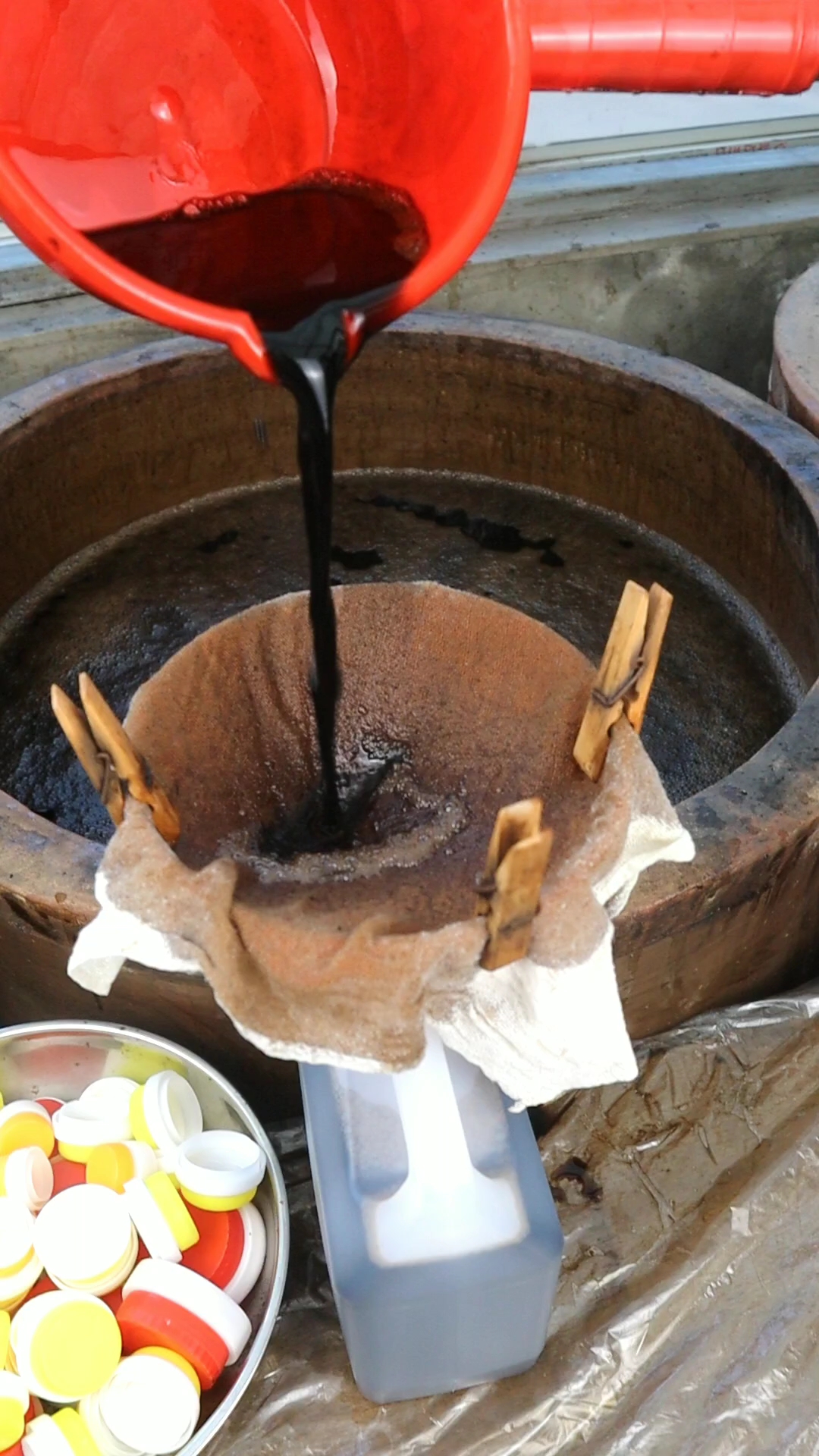 别再被市面上三年,五年的老陈醋骗了,只有经过大缸陈酿过得才叫老陈醋