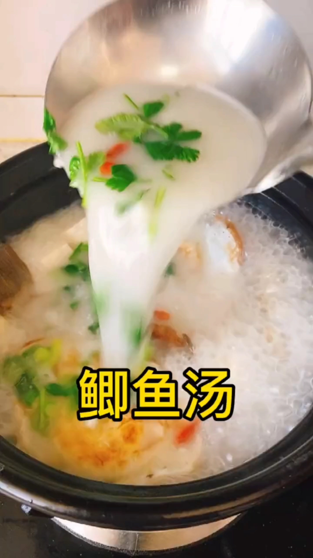 鲫鱼汤家常做法,汤汁奶白色,相当鲜美#度咔剪辑