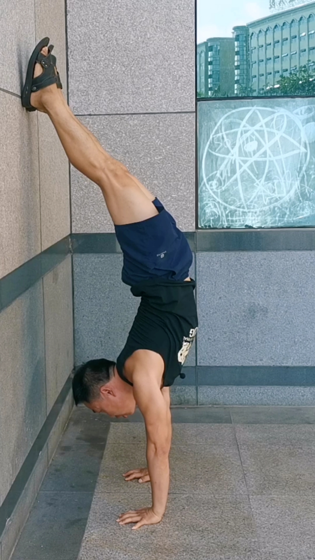 倒立教学初学者倒立第二步靠墙找平衡感