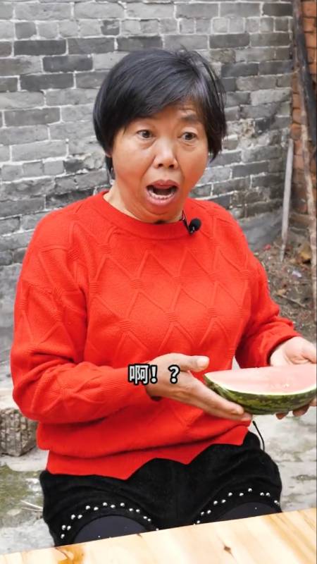 全民搞笑短剧#拿个西瓜孝敬老板娘,结局…-全民小视频