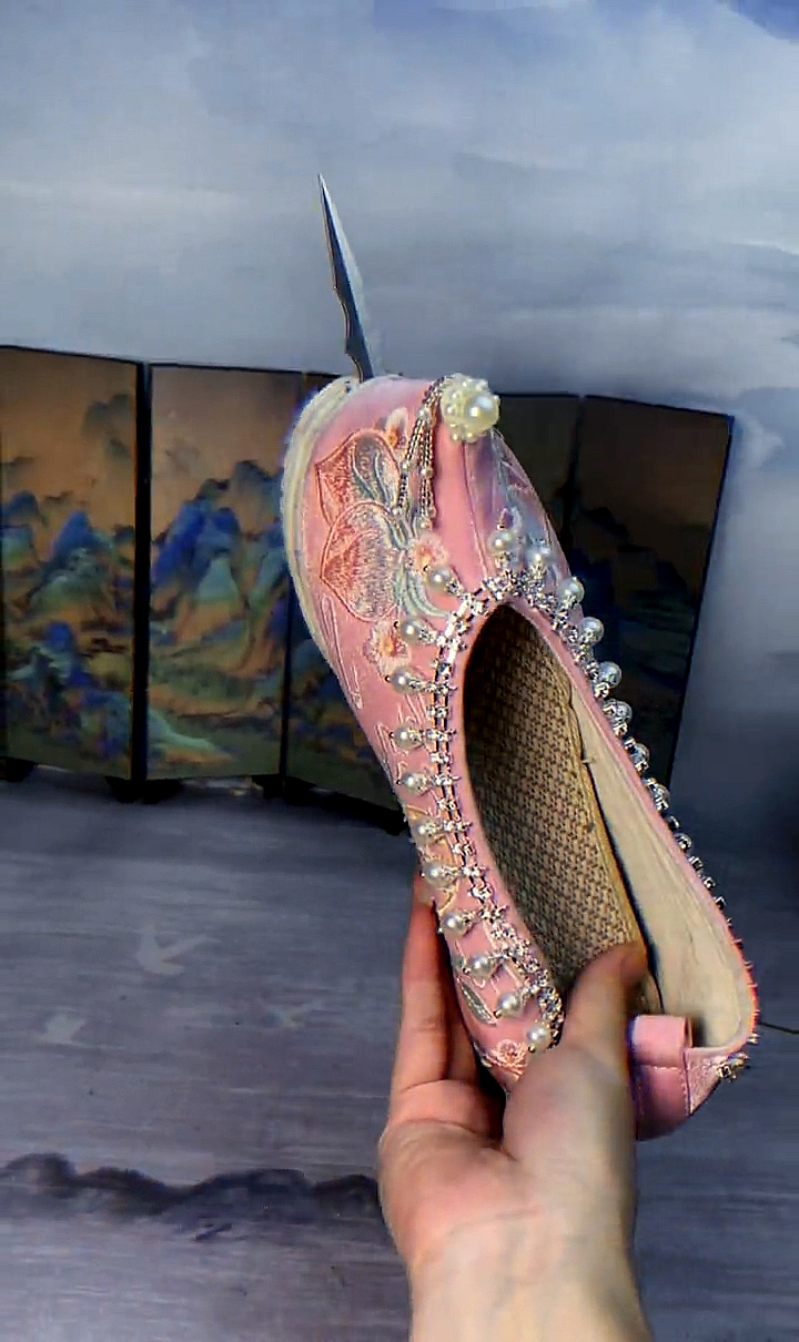 暗器#颜色越粉地位越稳.柔弱不能自理的古代鞋子.