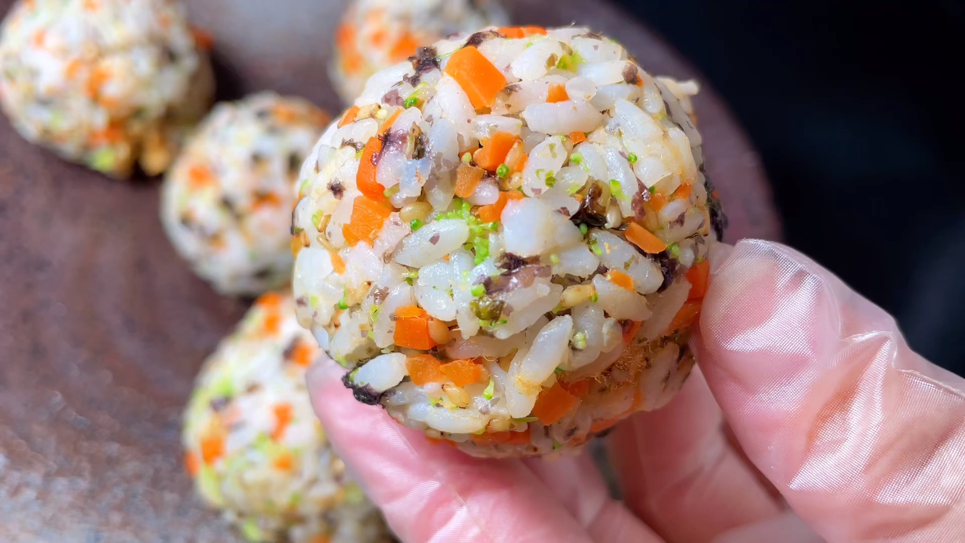 彩虹饭团#米饭这样做不够吃,做法简单,还可以外带,踏青必备小零食