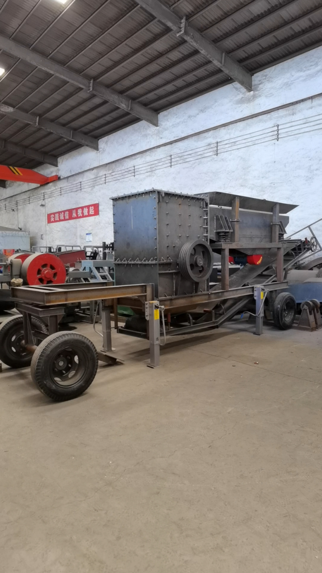 榔头破碎石机,移动式石灰石青石制砂机,大石头破碎打石子设备