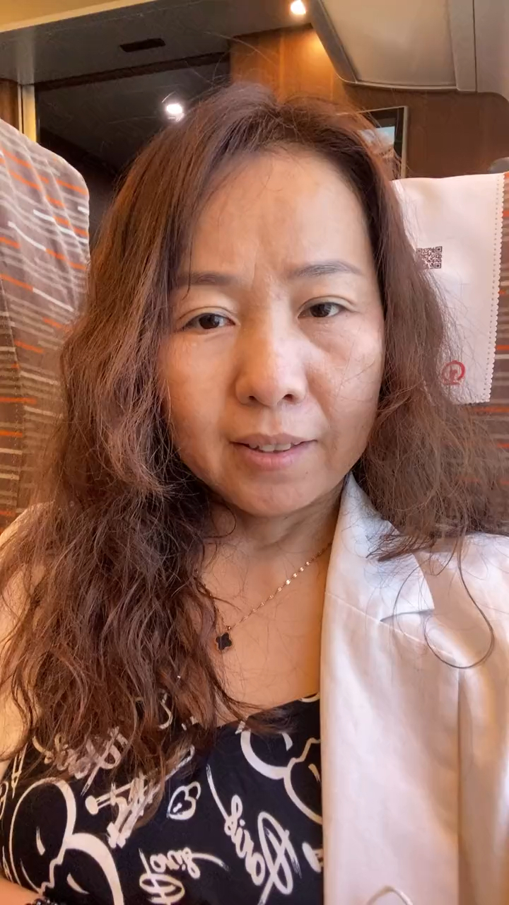 我们就打开美颜欺骗生活,好看的一个特效50岁大妈立马变成小姐姐