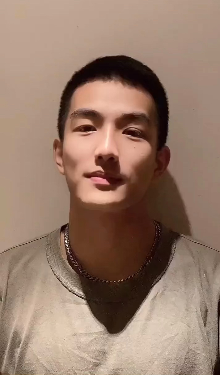 小鲜肉帅哥成都00后寸头小伙这颜值我喜欢