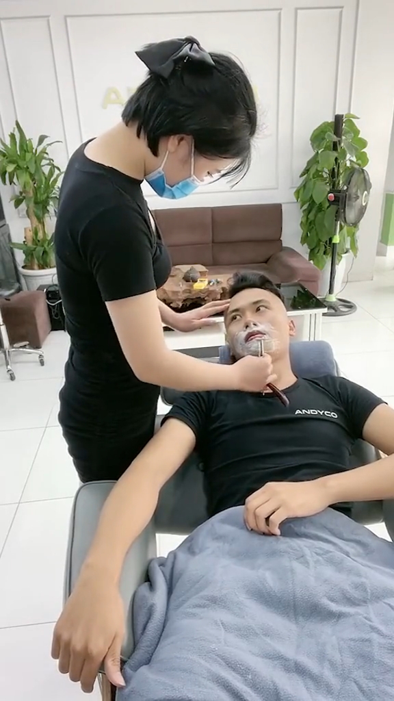 小伙每天都来找越南阿妹剃胡子,还总爱跟阿妹开玩笑,阿妹都不好意思了