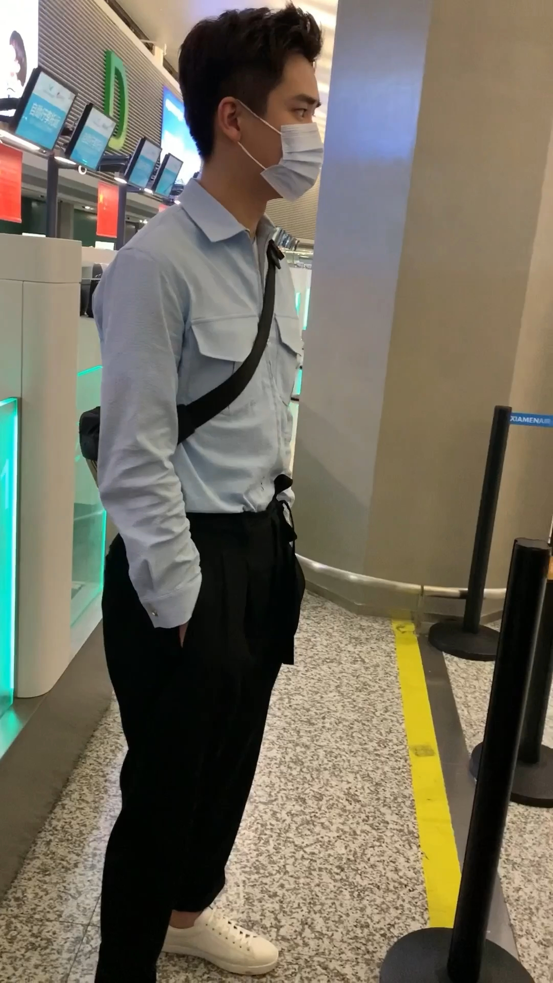 熊梓淇手插口袋里非常有霸道总裁范儿