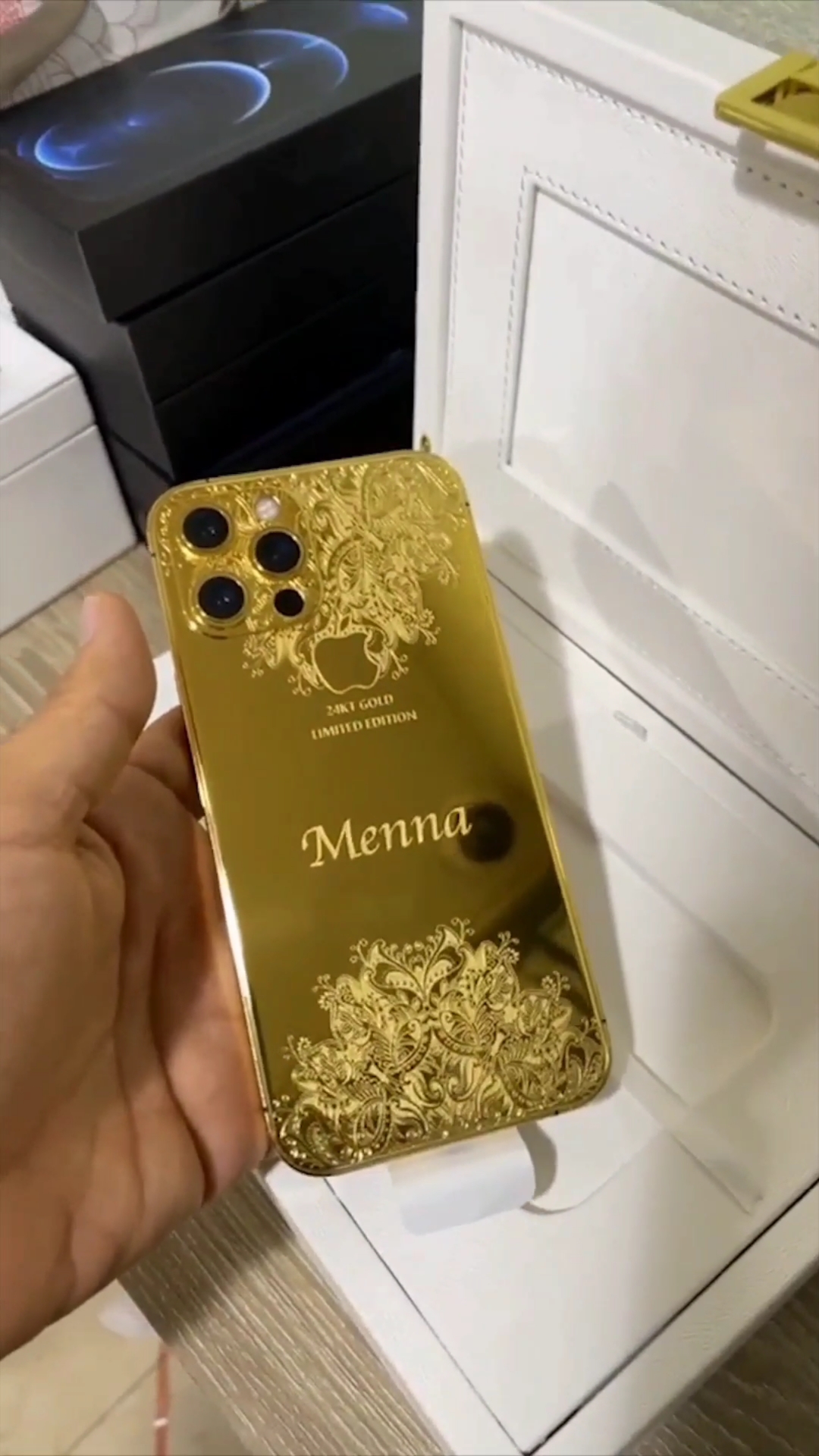 定制版的黄金iphone12promax,听说需要16个w,这手机敢拿出来用