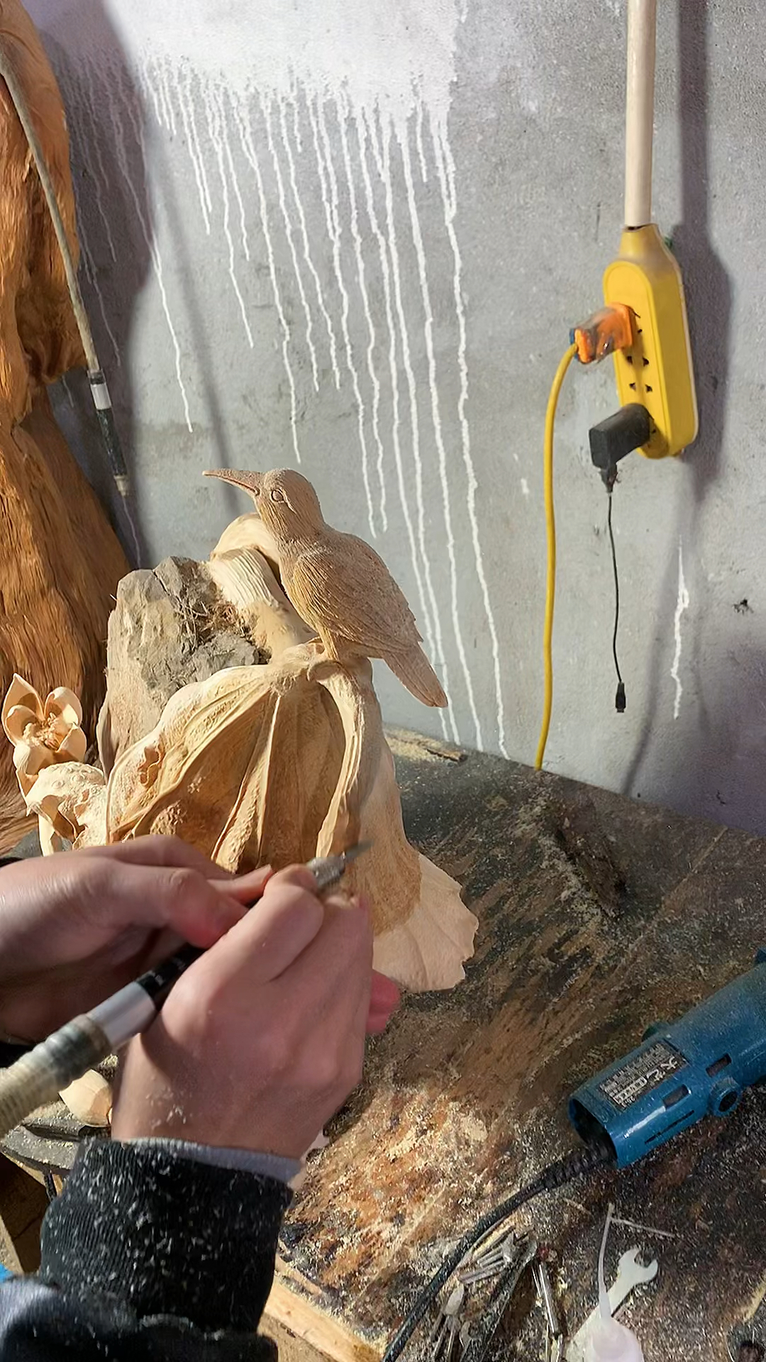 木雕制作过程一只小小鸟雕刻中能看得出来是什么鸟吗