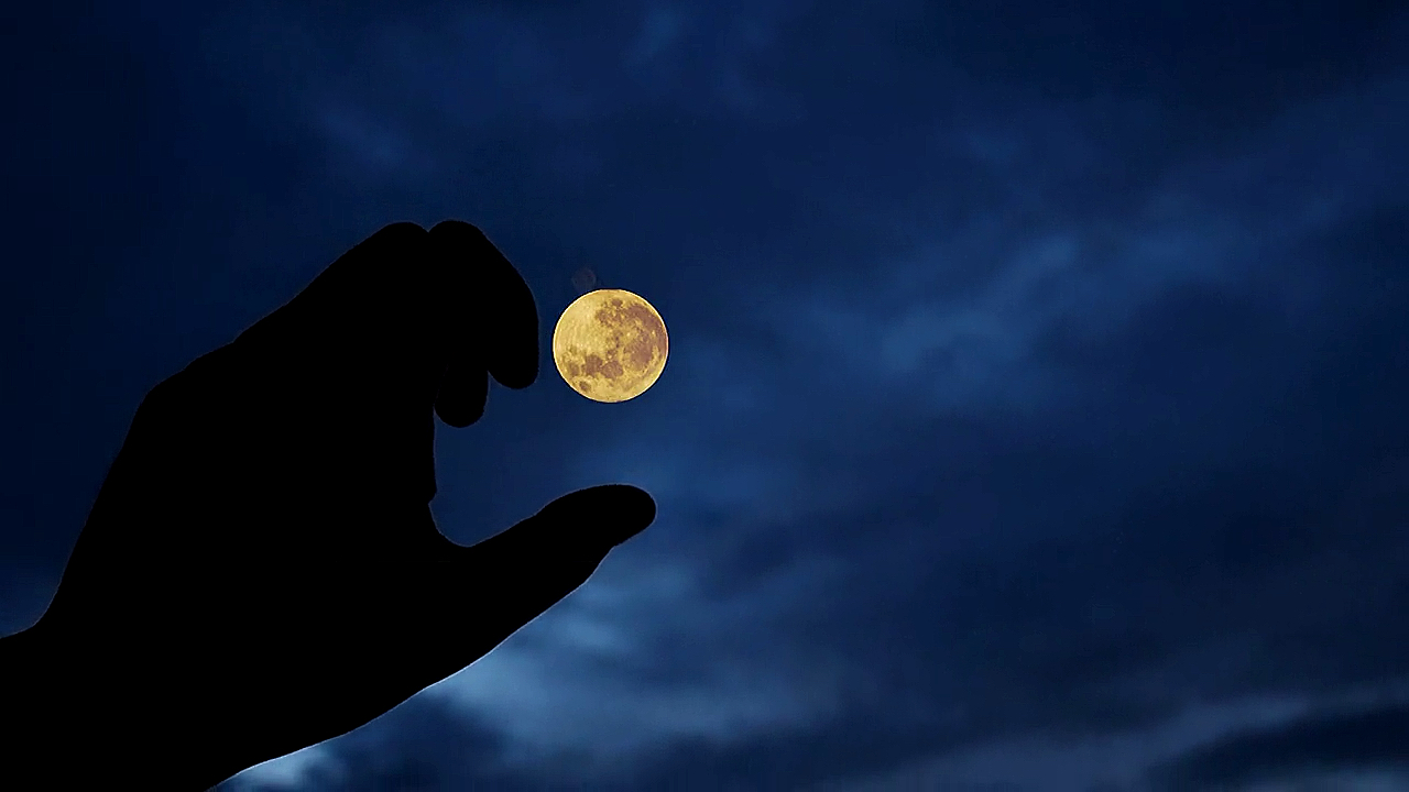 中秋#深夜,倚窗,抬头,望月,偷偷许下心愿:下一个中秋我们要一起看月亮