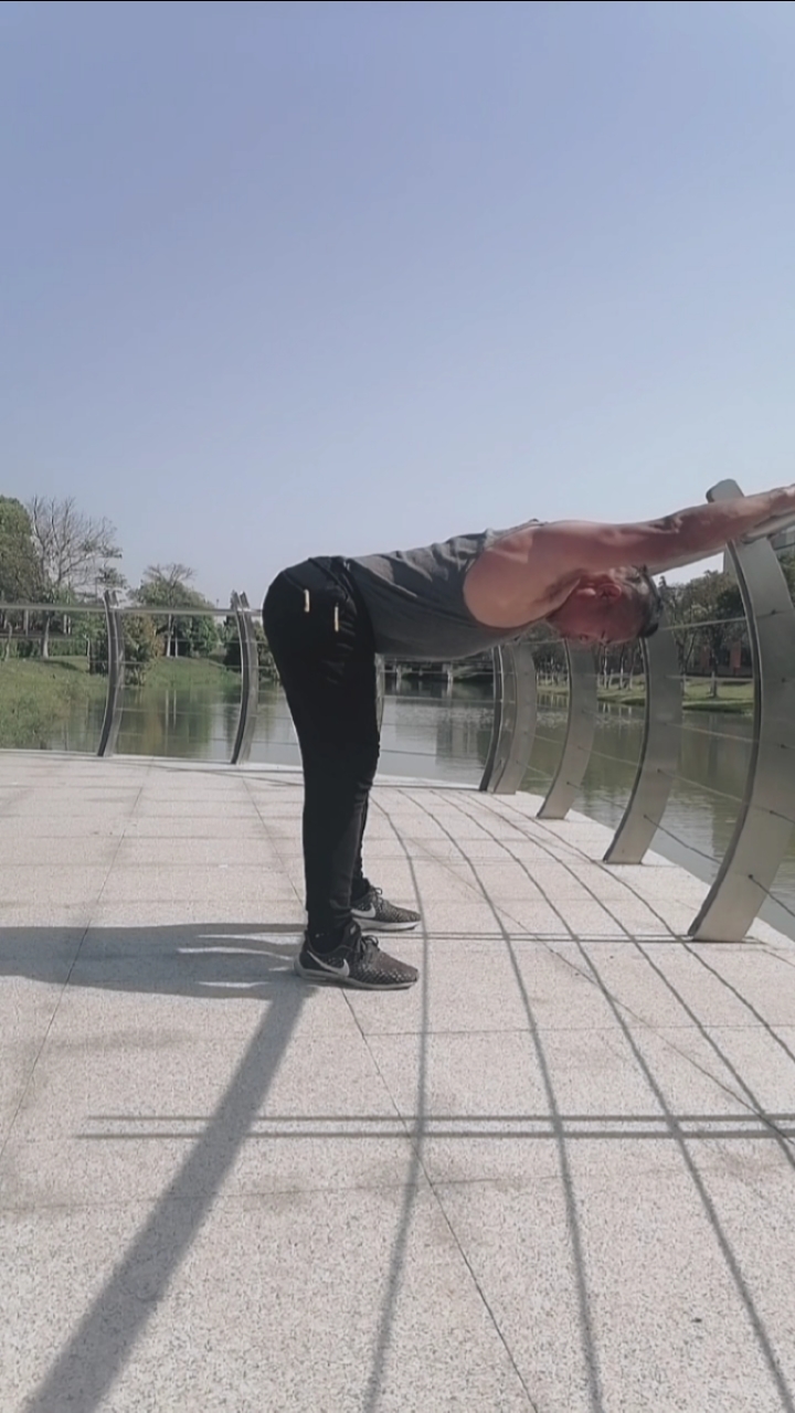 健身宁教练传递健身正能量#压肩练习