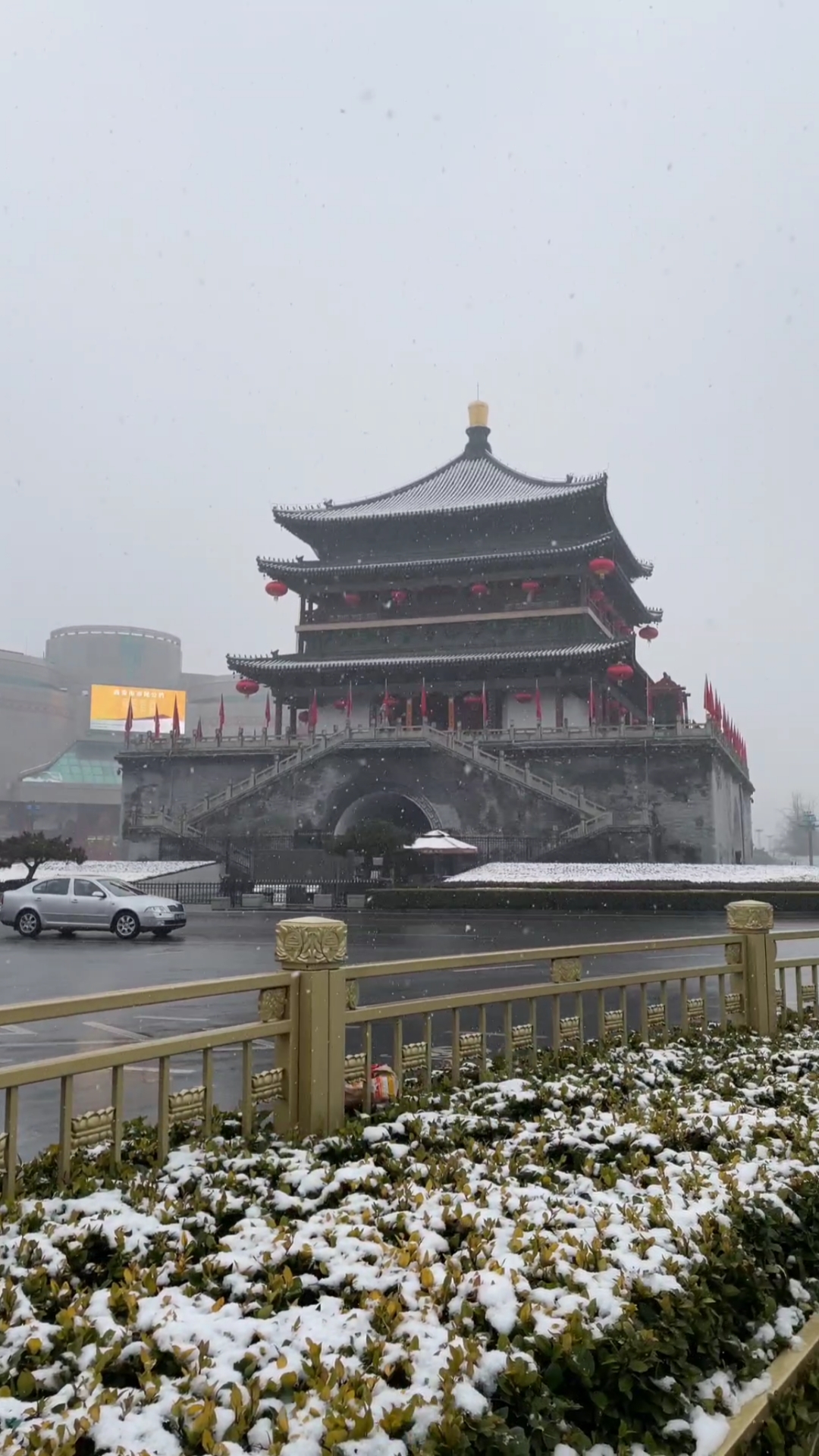 此刻的西安钟楼大雪纷飞,你们那里下雪了吗?