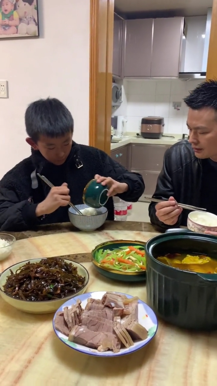 人家的孩子吃飯用碗我家孩子吃飯用盆不到飯點就喊餓一個人吃三個人的