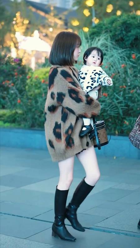 街头偶遇辣妈带娃小朋友有点蒙圈喔