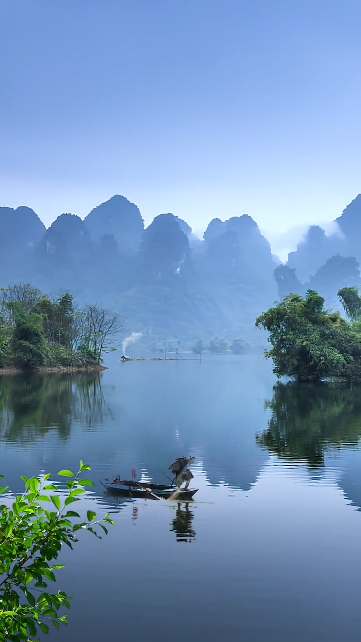 治愈系#烟波江上一叶舟,宛如仙境画中游,寄情山水居世外,凡尘俗事不