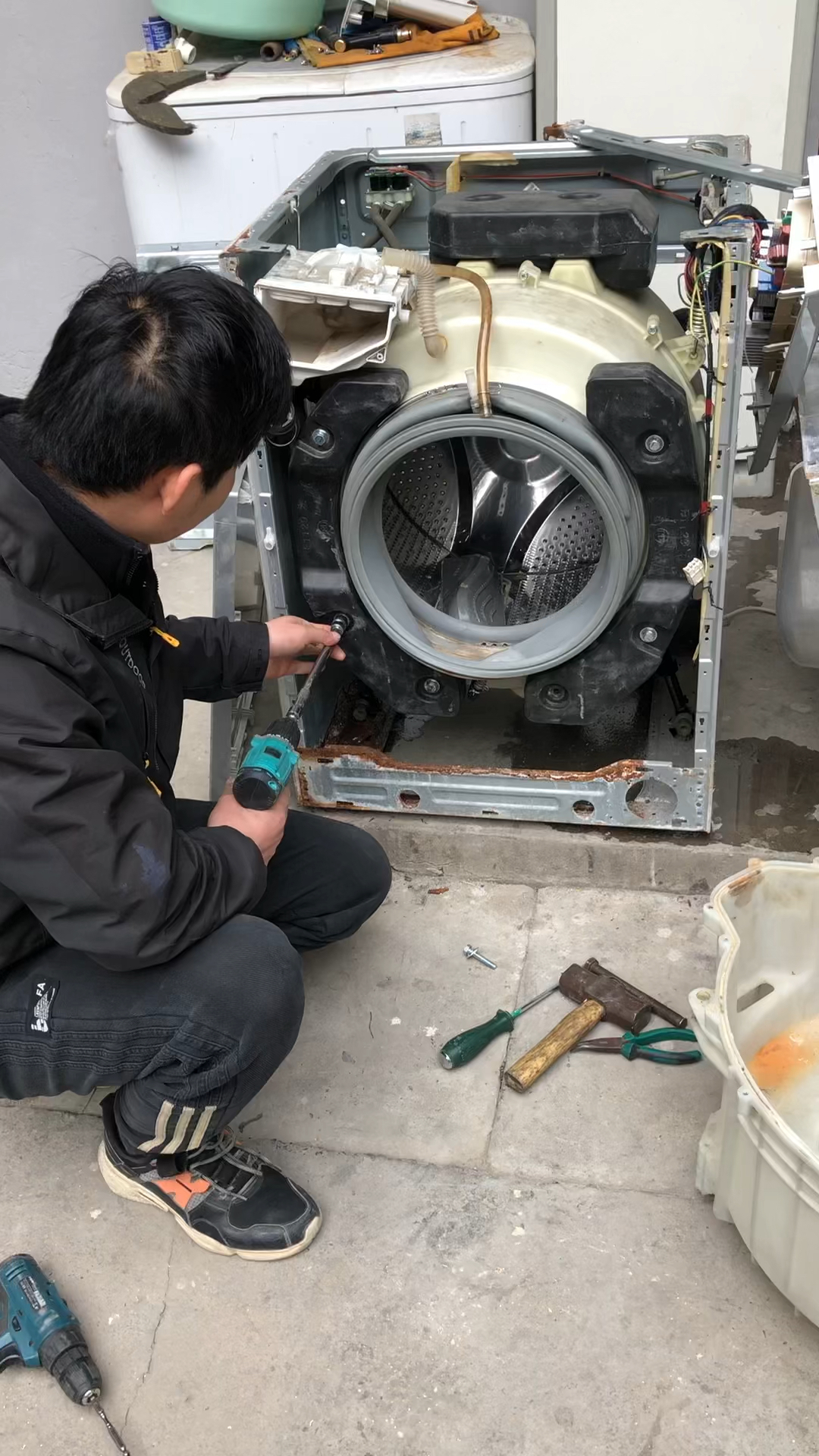 滚筒洗衣机噪音大就是轴承坏了用这个东西更换很简单