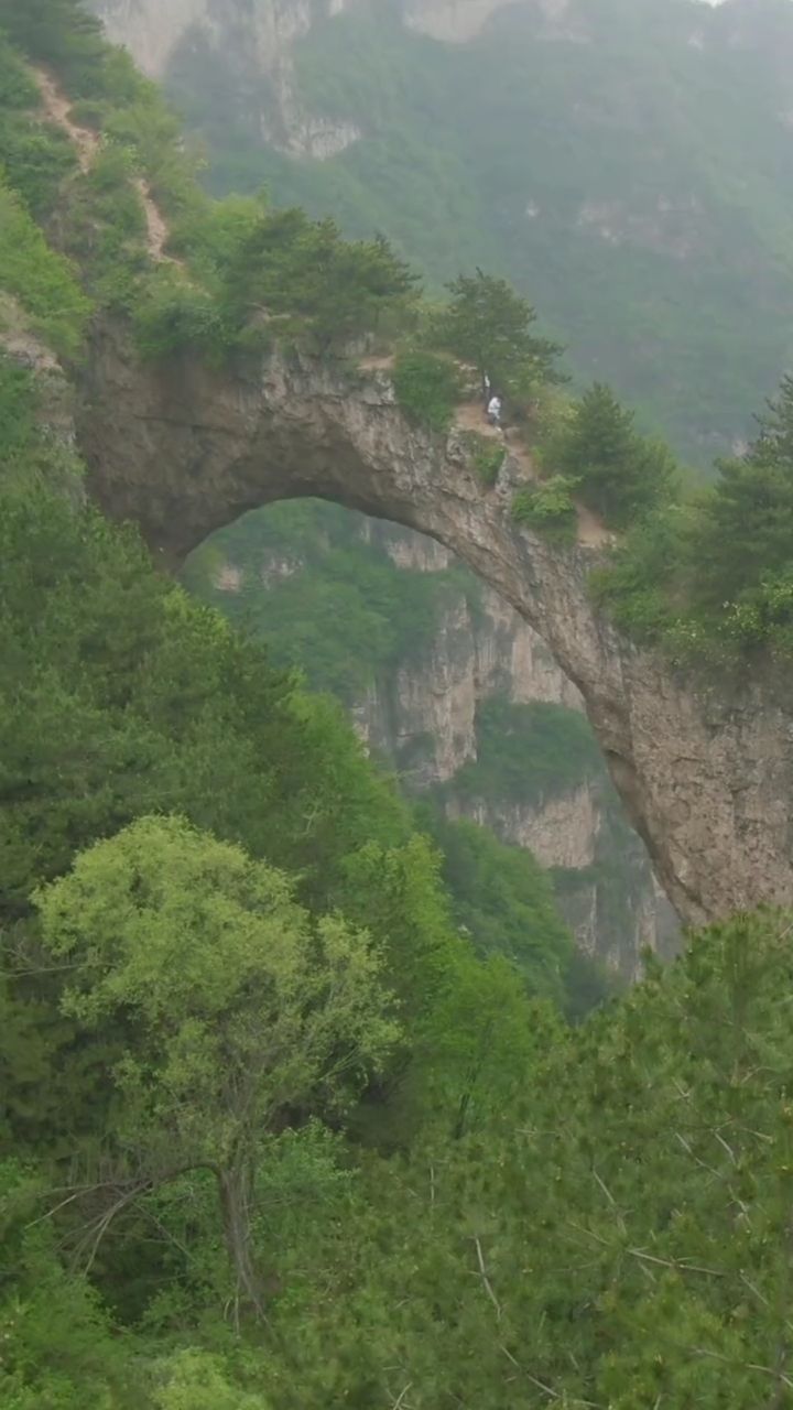 太行山鹅屋乡天生桥图片