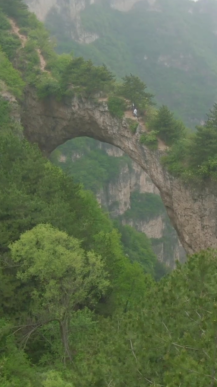 全民游戏季#太行山鹅屋天生桥,是北方地区最高,最大的天然石桥.