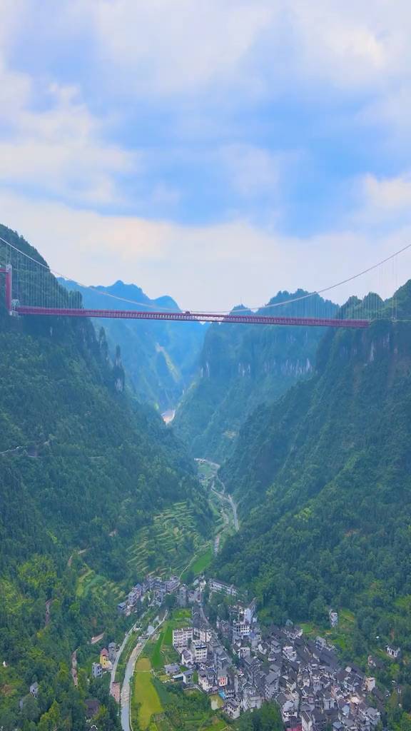 湖南矮寨大桥,主跨为1176m,创造了四项世界第一,大国建设!为中国点赞!