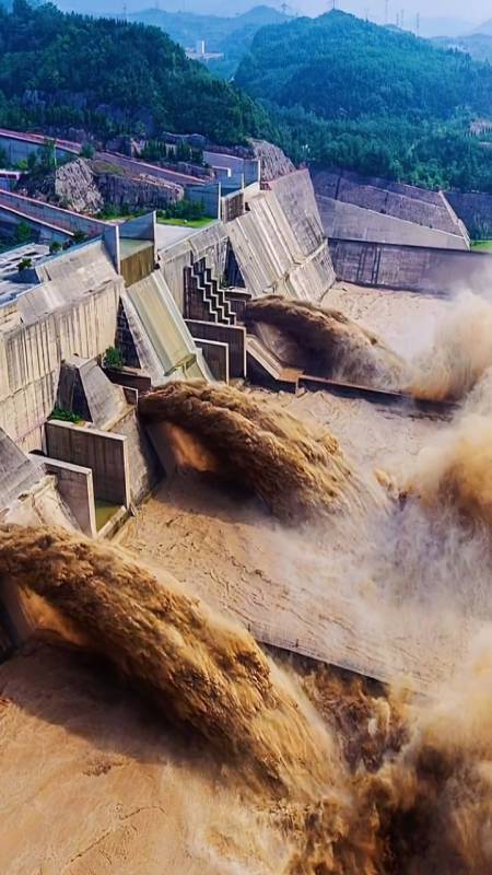 河南济源小浪底泄洪,巨大水流喷射而出.