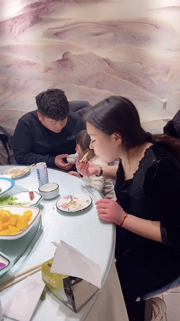 去娘家聚会饭店吃饭,老公一不小心就